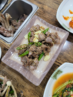 Hongdoneungibaeksukjeonmunjeom (홍도능이백숙전문점) 1