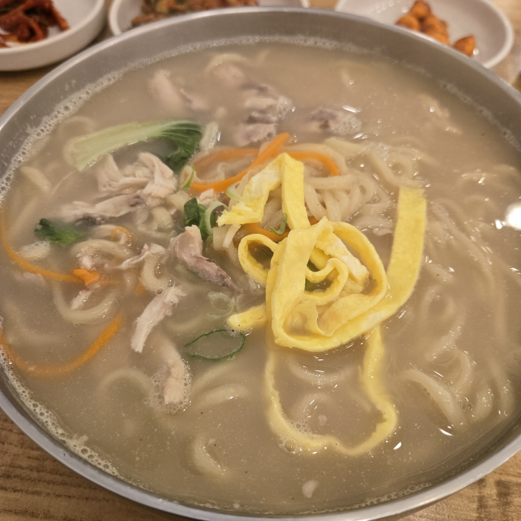 Jonggadakkalguksu (종가닭칼국수) 2