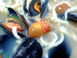 Hangarisonkalguksu (항아리손칼국수) 3