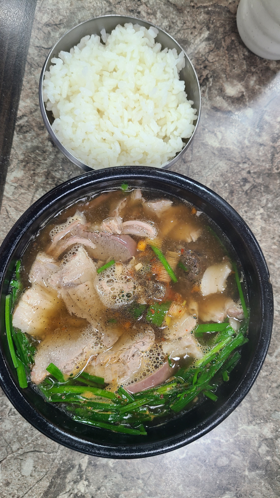 Seojinseopdwaejigukbap (서진섭돼지국밥) 3