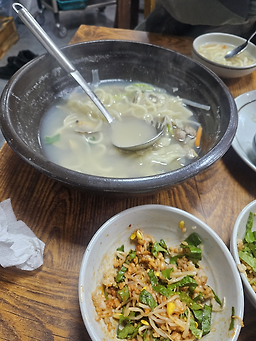 Hangarisonkalguksu (항아리손칼국수) 1