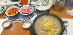 Geonyangjeonghongsamsamgyetang (건양정홍삼삼계탕) 1