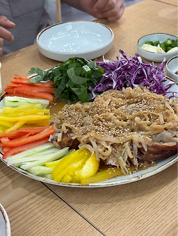 Daebakkalguksujokbal (대박칼국수족발) 2