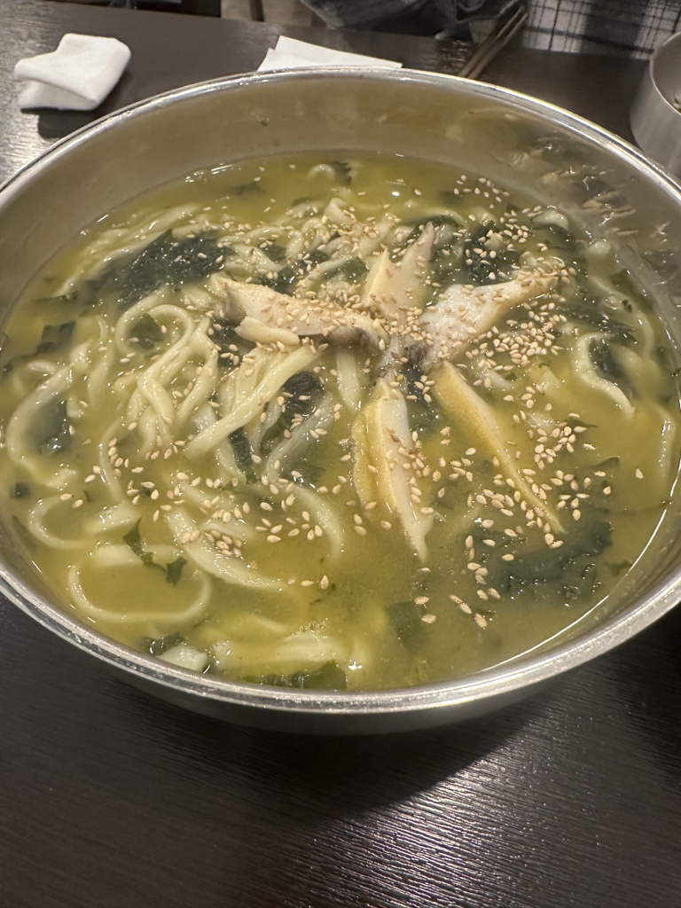 Yangssinejejujeonbokkalguksubonjeom (양씨네제주전복칼국수본점) 3