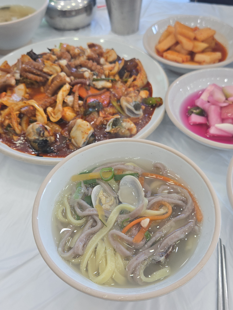Jinbeonkalguksu (진번칼국수) 2