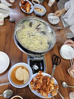 Satgatbongppongiphaemulkalguksu (삿갓봉뽕잎해물칼국수) 1