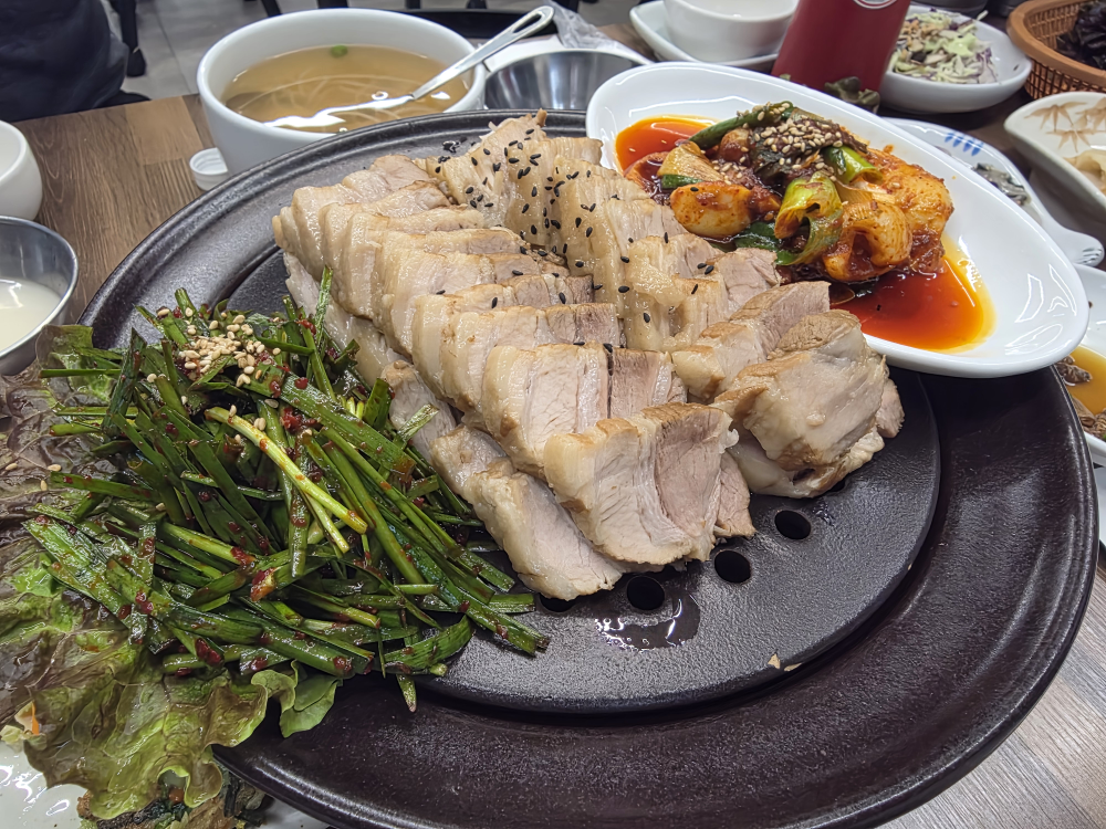 Seosanbossamjokbal (서산보쌈족발) 3