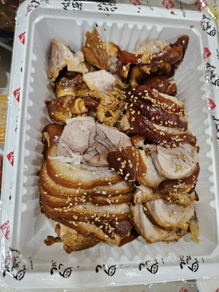 Gajangmatitneunjokbal (가장맛있는족발) 1