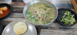 Hamdeokdakhaejangguk (함덕닭해장국) 2