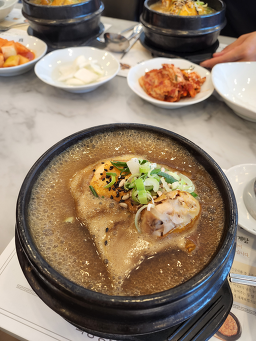 Gobongsamgyetang (고봉삼계탕) 1