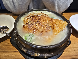 Iucheolhanbangnurungjisamgyetang (이우철한방누룽지삼계탕) 3