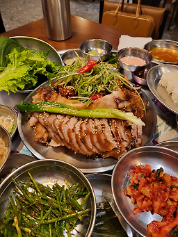 Wanmijokbal jinwolboijeo (완미족발 진월보이저) 1