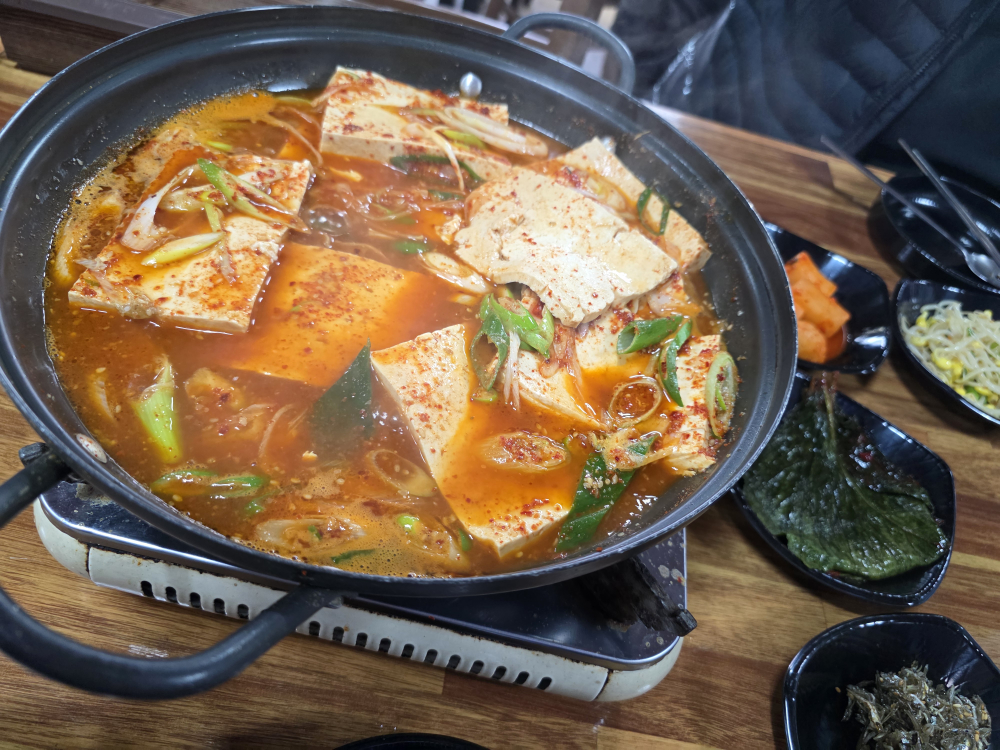 Wonjujaeraesiksondubu (원주재래식손두부) 2