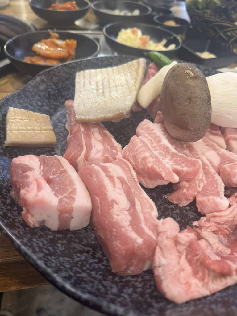 Gogigumneunmaeul (고기굽는마을) 1