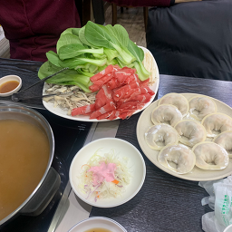 Hwanghaedogimchimandujeongolkalguksu (황해도김치만두전골칼국수) 2