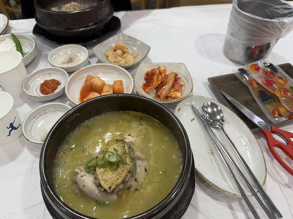 Gimyunmijeonboksamgyetangbukjeong (김윤미전복삼계탕북정) 3