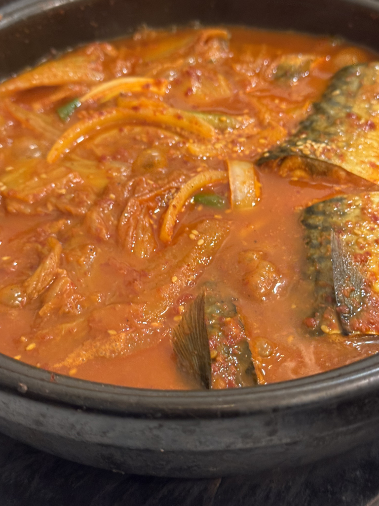 Gamarubiteungodeungeo (가마루빚은고등어) 1