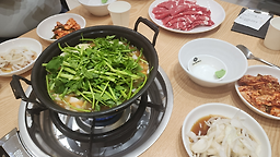Deungchonsyabeukalguksu geumosanjeom (등촌샤브칼국수 금오산점) 2
