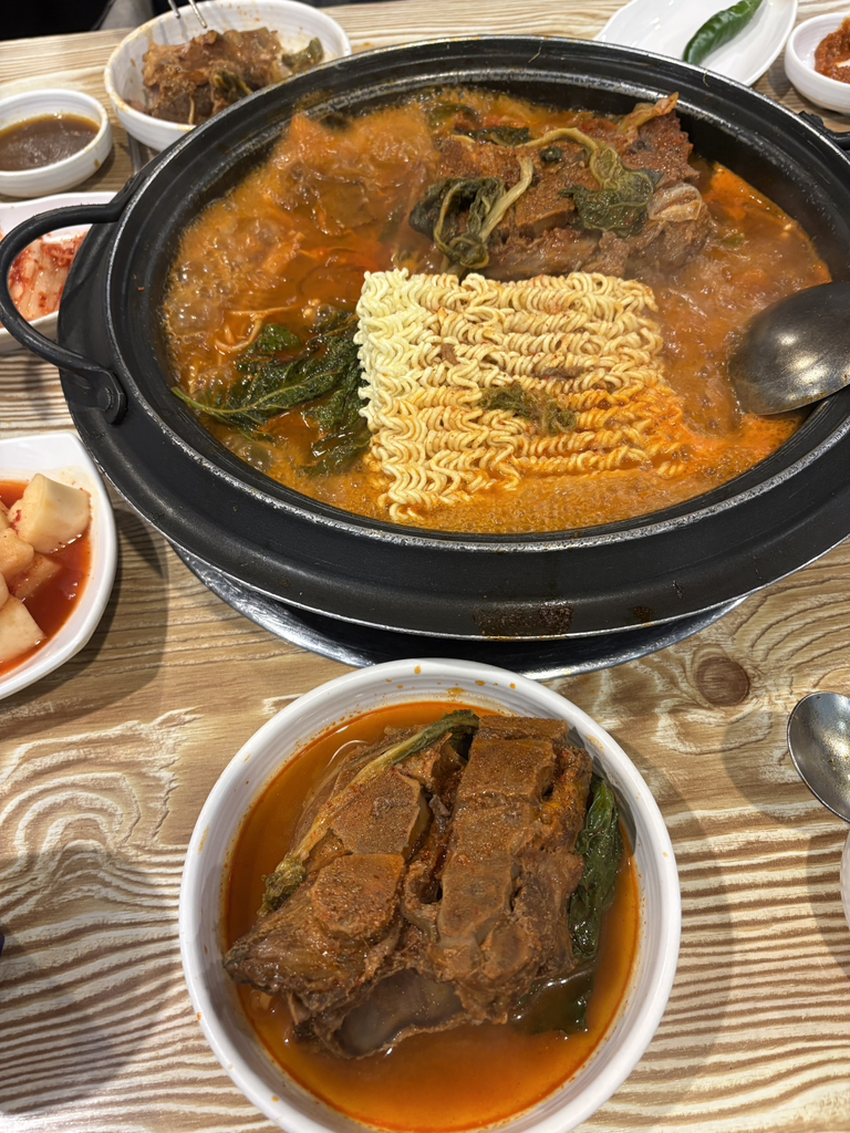 Cheonggiwagamjatang (청기와감자탕) 1
