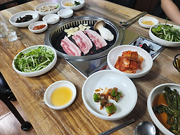 Hwangdonsutbulsaenggogisikyuksikdang (황돈숯불생고기식육식당) 2