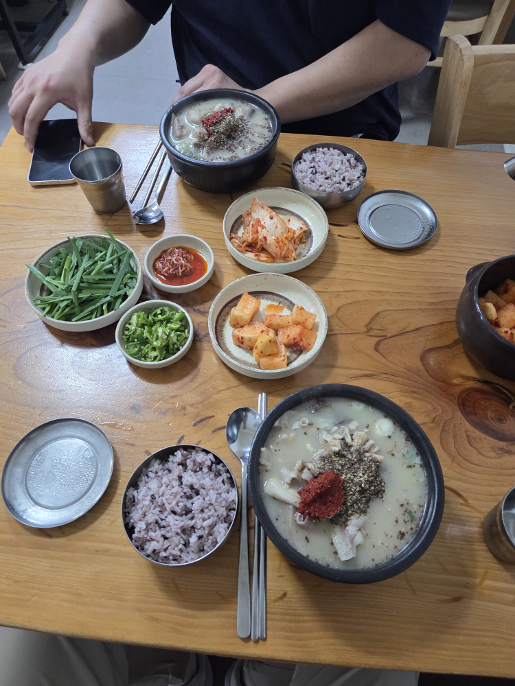 Dwaejisikdang (돼지식당) 2