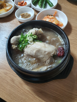 Jeongtonghanbangsamgyetang (정통한방삼계탕) 1
