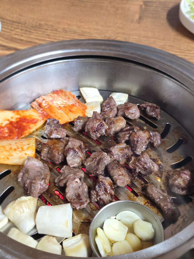 Pungnyeonsutbulgalbi (풍년숯불갈비) 2