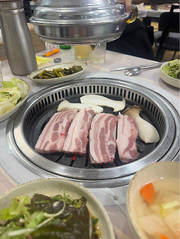 Heukdwaejiwanureongi (흑돼지와누렁이) 1