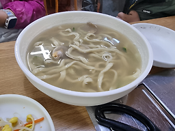 Gimganeyeongyanghaemulkalguksu (김가네영양해물칼국수) 2