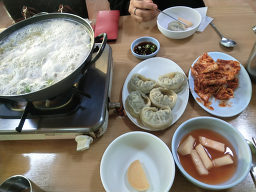 Satgatbongppongiphaemulkalguksu (삿갓봉뽕잎해물칼국수) 3