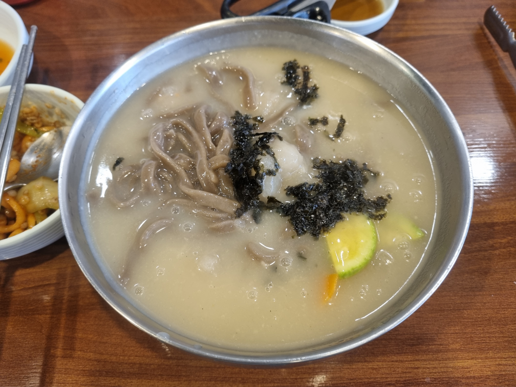 Wonjoongsimimemilkalguksu (원조옹심이메밀칼국수) 1