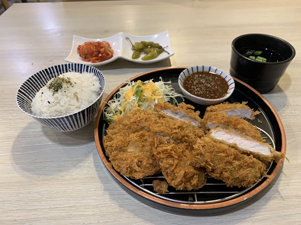 Gogodonkkaseu (고고돈까스) 3