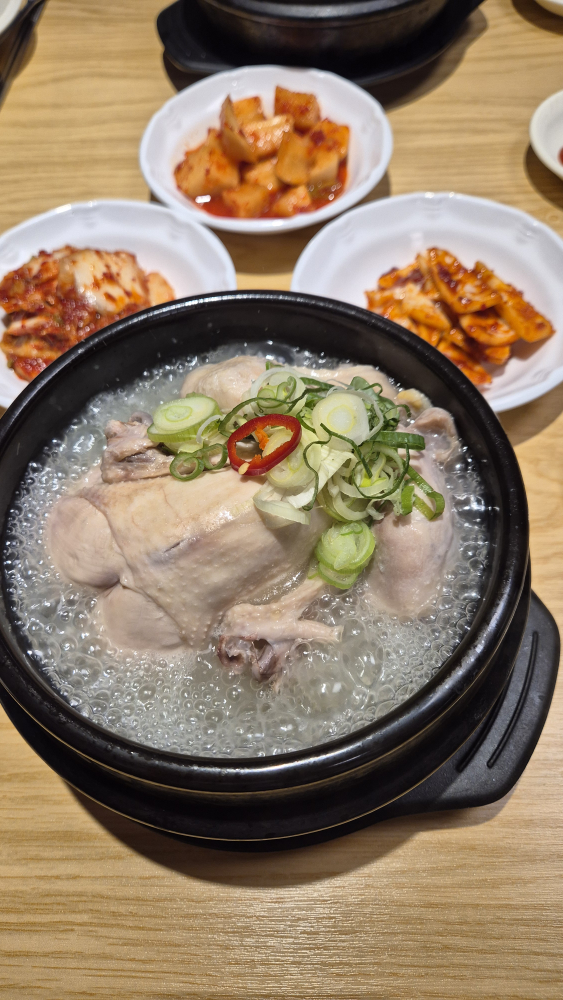 Gajeongjipsamgyetang (가정집삼계탕) 1