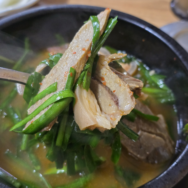 Heungbuneyeomsotang (흥부네염소탕) 3