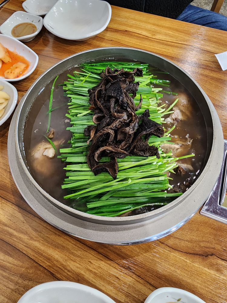 Munjeongneungioribaeksuk (문정능이오리백숙) 3