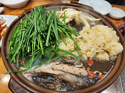 Sonamubaeksukhaesintang (소나무백숙해신탕) 1