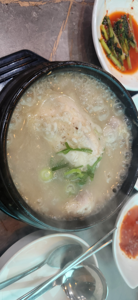 Iucheolhanbangnurungjisamgyetang (이우철한방누룽지삼계탕) 3