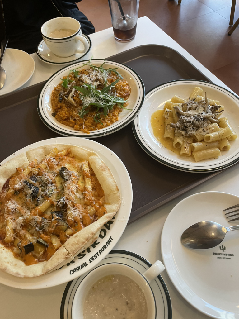 뽁식당 신촌점 사진 2