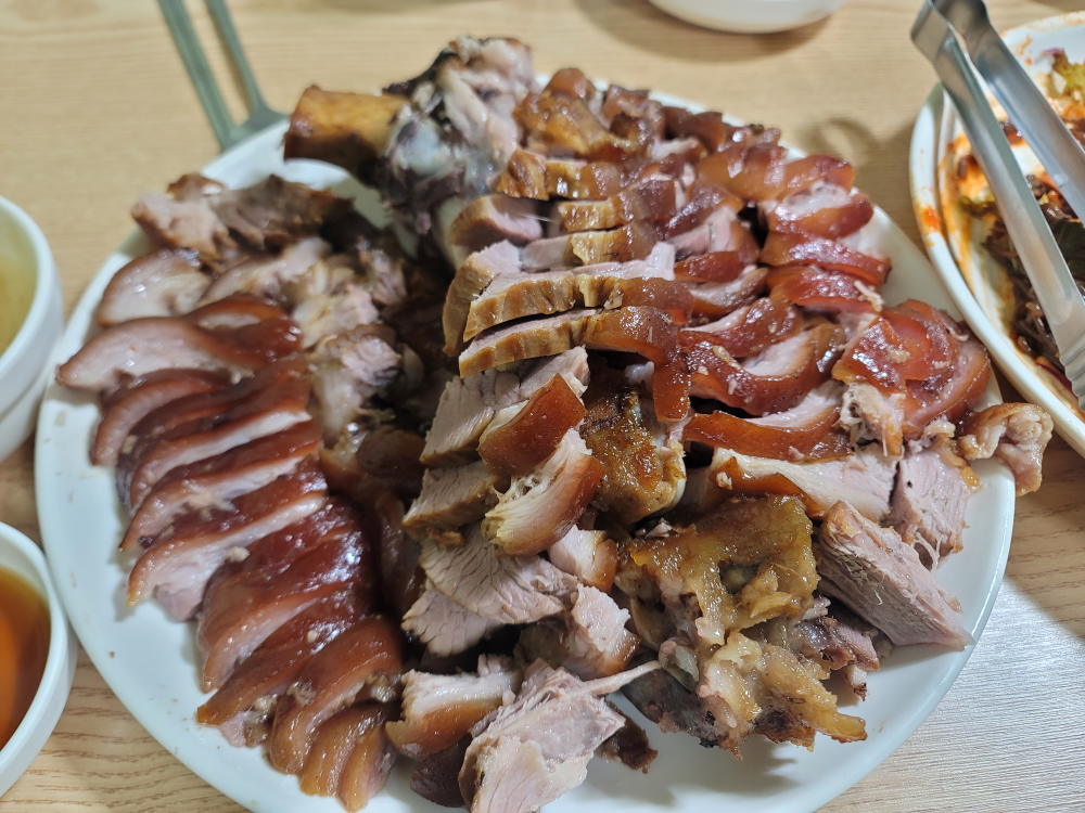 Gimsiljangwangjokbal (김실장왕족발) 1