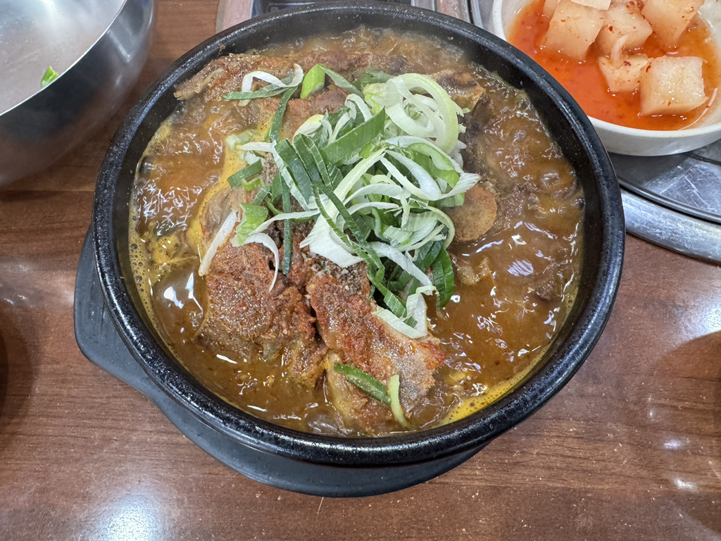 Gamjatangeul mandeuneun hyeongjedeul (감자탕을 만드는 형제들) 2