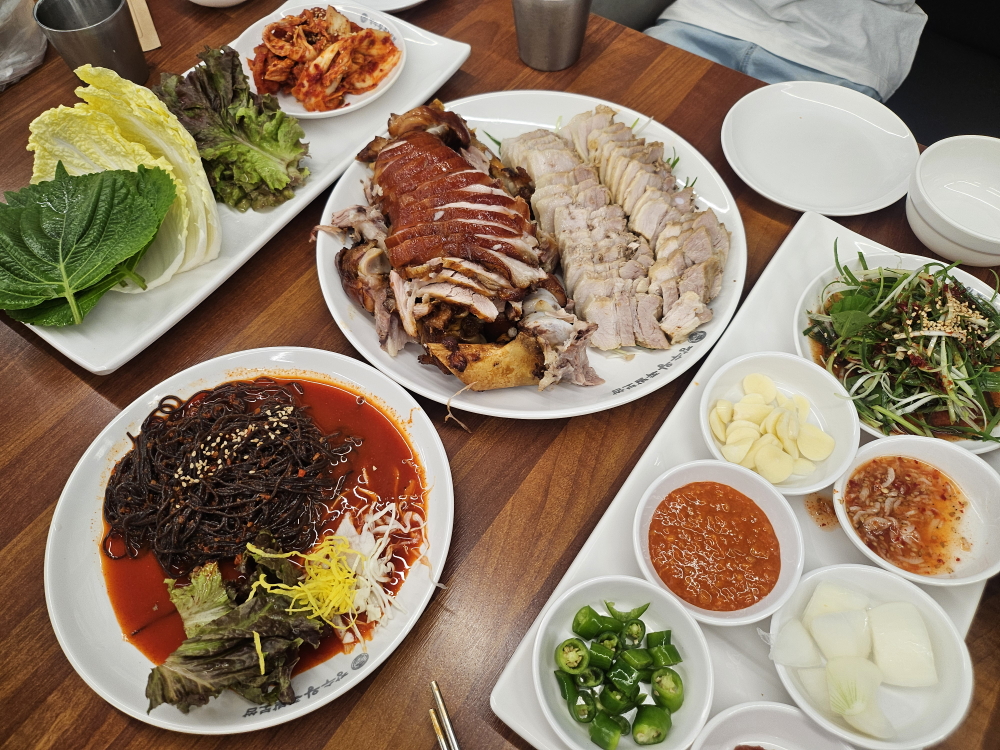 Jangsuwangjokbalbossam (장수왕족발보쌈) 2