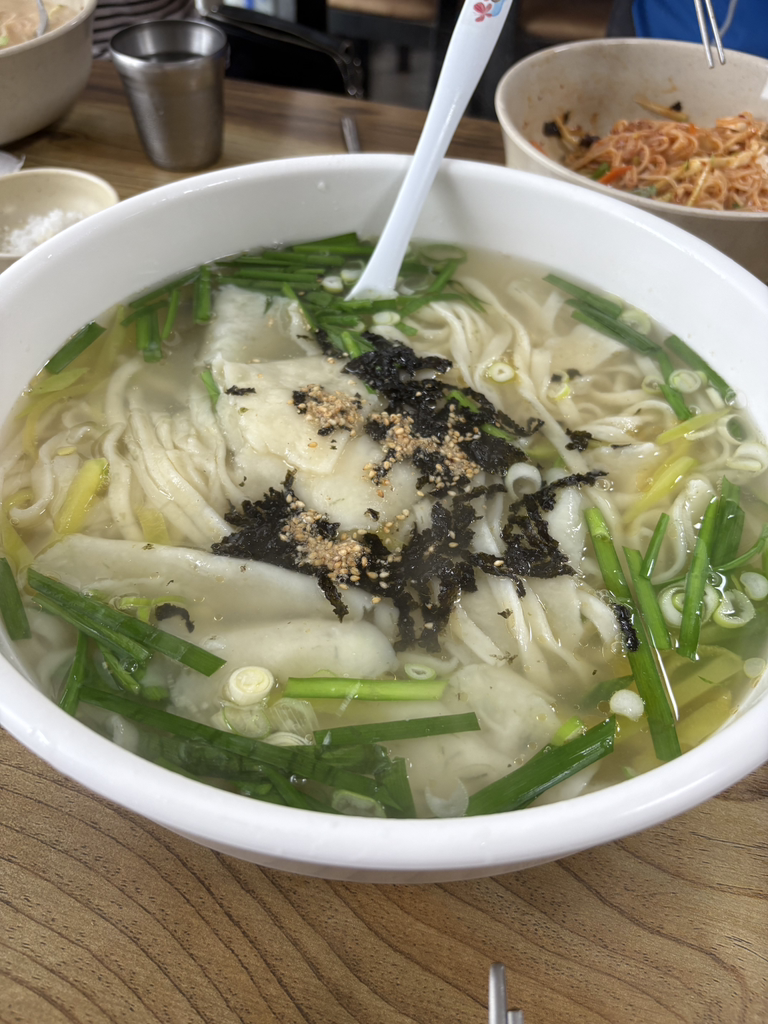 Eosijangkalguksu (어시장칼국수) 1