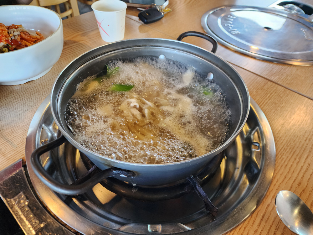 Hamjibaksonkalguksu (함지박손칼국수) 2