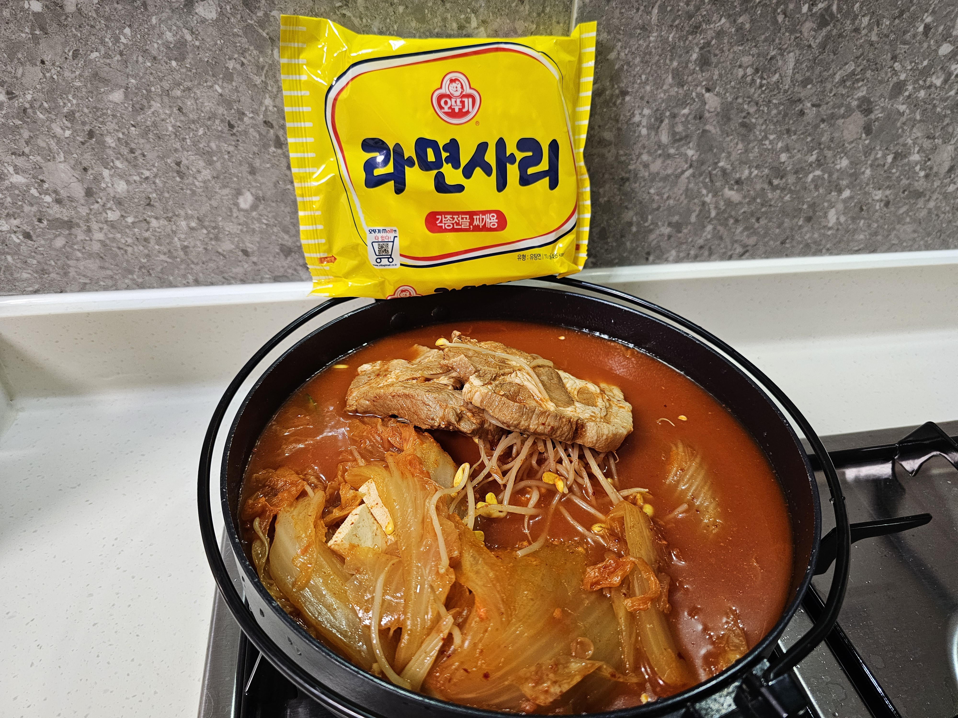 Gamegolyangpunigimchijjigae (가메골양푼이김치찌개) 2