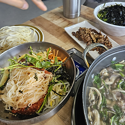 Keuneonninekalguksu (큰언니네칼국수) 3
