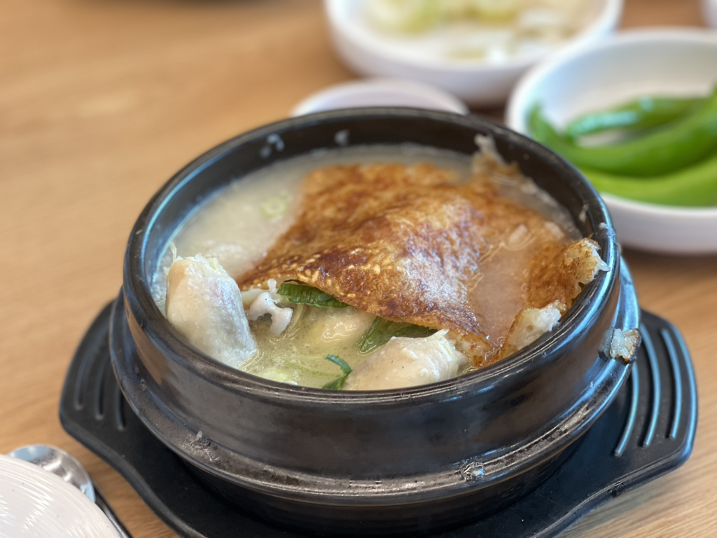 Iucheolhanbangnurungjisamgyetang (이우철한방누룽지삼계탕) 2