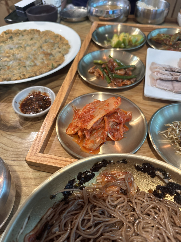 Kkokkowamemilguksu (꼬꼬와메밀국수) 1