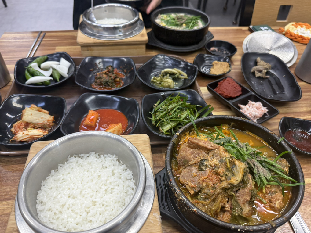 Gamasotgukbap (가마솥국밥) 1