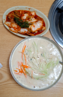 Daedongbeoseotsonkalguksu (대동버섯손칼국수) 1