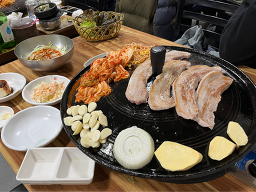 Pilbongsotttukkeongsamgyeopsal (필봉솥뚜껑삼겹살) 1